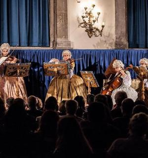 一群妇女在人群面前的舞台上