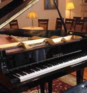客厅里放着一架黑色钢琴