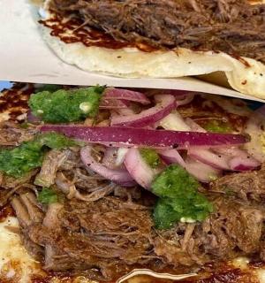 сендвич са месом и поврћем на тањиру