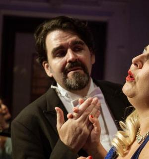 一男一女正在拍手