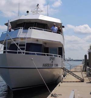 一艘船停靠在水中的码头