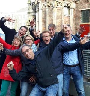 一群人摆姿势拍照