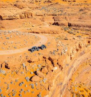 Letecký pohled na poušť s cestou