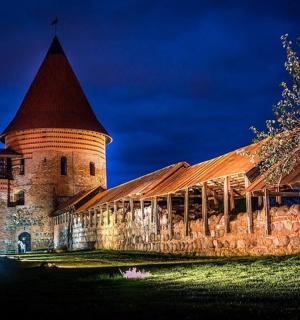 budova s věží na vrcholu v noci