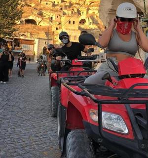 一名戴着面具骑着全地形车的女子