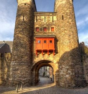 有两座塔楼和拱门的建筑