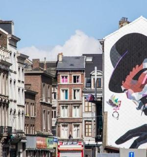 bir binanın yan tarafında bir kişinin büyük resmi