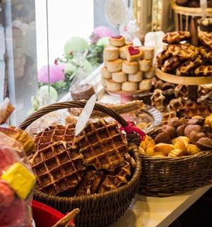 một bữa tiệc buffet bánh quế và bánh ngọt trên bàn