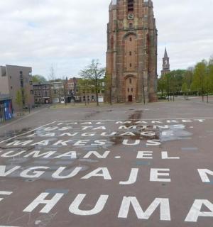 空荡荡的停车场,背景是钟楼