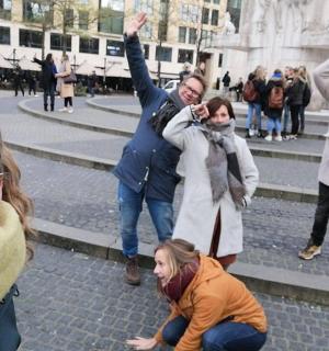 一群人站在街道的台阶上