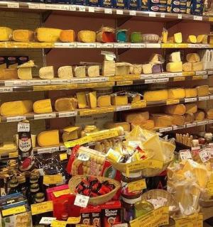 一家摆满各种奶酪的商店