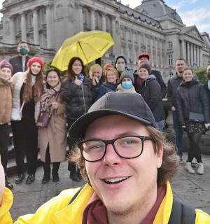 一名男子在一群人面前竖起大拇指