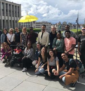 skupina lidí pózuje pro fotografii