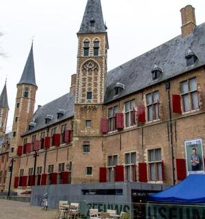 一座以钟楼为背景的大楼