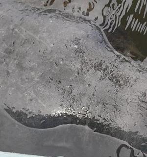 一块写有文字的岩石的特写