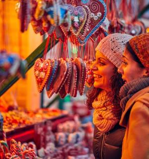 站在市场前的一对男女