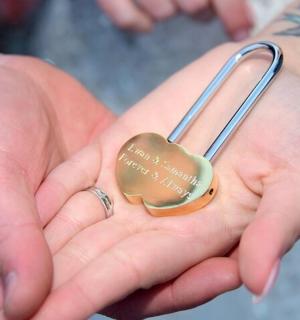 osoba držící v rukou předmět ve tvaru srdce