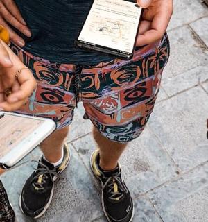 一群人站在那里，手里拿着手机