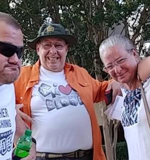 两名男子和一名女子合影