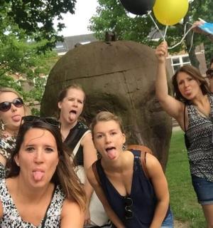 一群妇女站在雕像前