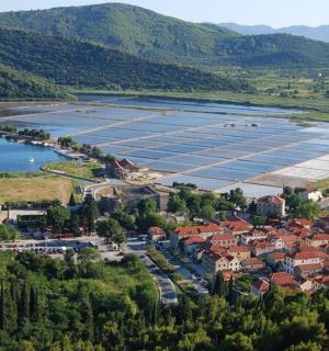 水域旁小镇的鸟瞰图