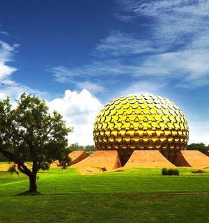 位于田野顶部的大型物体