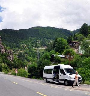 dodávka zaparkovaná na kraji silnice