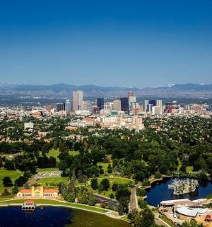 Letecký pohled na město s panoramatem města