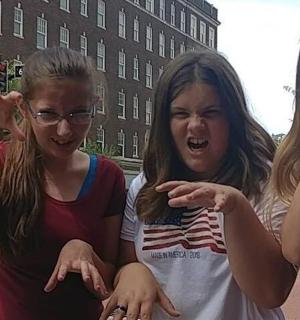 三个年轻女孩正在摆姿势拍照