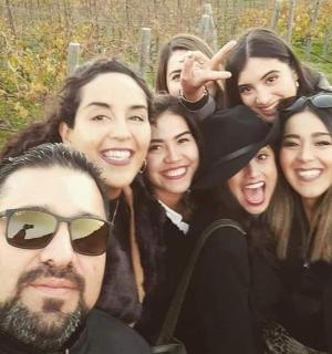 un grup de persones posant per a una foto