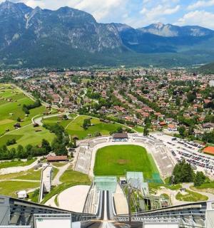 Letecký pohled na město s horami v pozadí