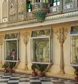 墙上挂满绘画的房间