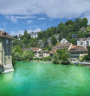 řeka se zelenou vodou ve městě s budovami