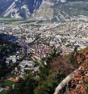 eine Luftaufnahme einer Stadt in den Bergen