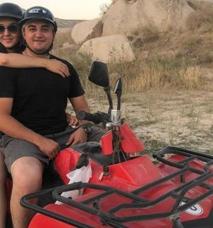 一男一女坐在摩托车上