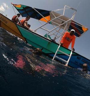 一群人在海上乘船