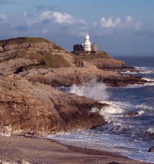 海边悬崖顶上的灯塔