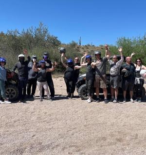 sekumpulan orang bergambar di atas jalan tanah
