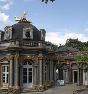 一座顶部有钟楼的老建筑