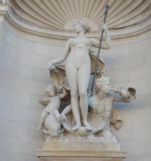 socha ženy na straně budovy