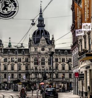 velika zgrada sa satom na gradskoj ulici