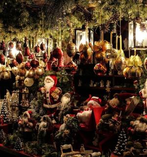 商店里摆放的圣诞饰品