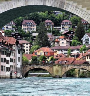 most přes řeku s městem za ním