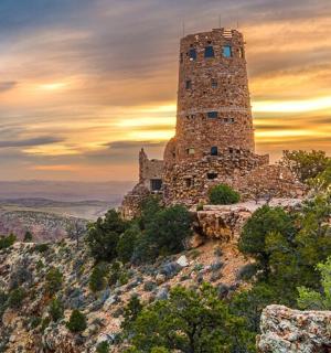 山边的一座石塔