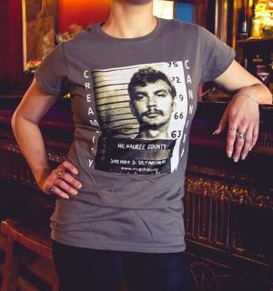 一名男子站在酒吧里,身穿印有一名男子照片的衬衫