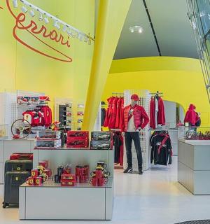 一家商店，一名男子站在房间中央