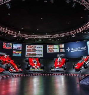 房间里摆满了红色摩托车