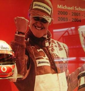 ein Bild von einem Mann mit einem Motorradhelm und einer Trophäe