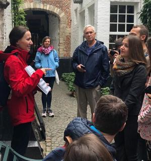 žena stojící vedle davu lidí