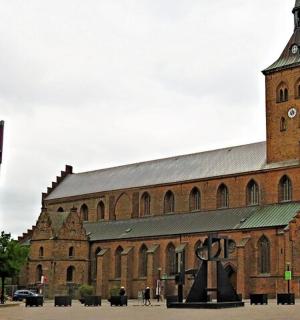 一座带有钟楼的大型砖砌建筑